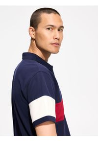 Reserved - Koszulka polo comfort fit - granatowy. Typ kołnierza: polo. Kolor: niebieski. Materiał: bawełna, dzianina #1