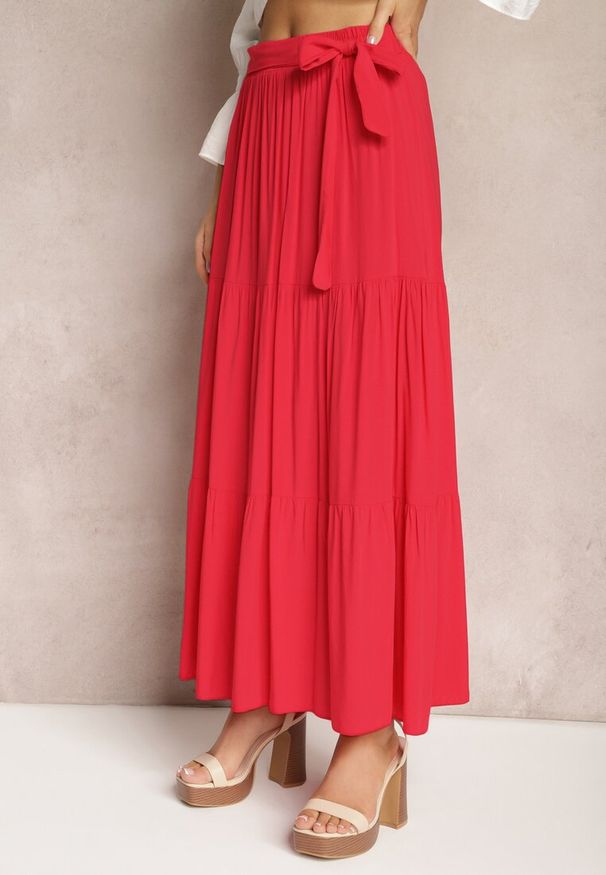 Renee - Czerwona Rozkloszowana Spódnica Maxi z Wiskozy z Materiałowymi Paskami Wintelis. Okazja: do pracy. Kolor: czerwony. Materiał: materiał, wiskoza. Wzór: paski. Styl: elegancki