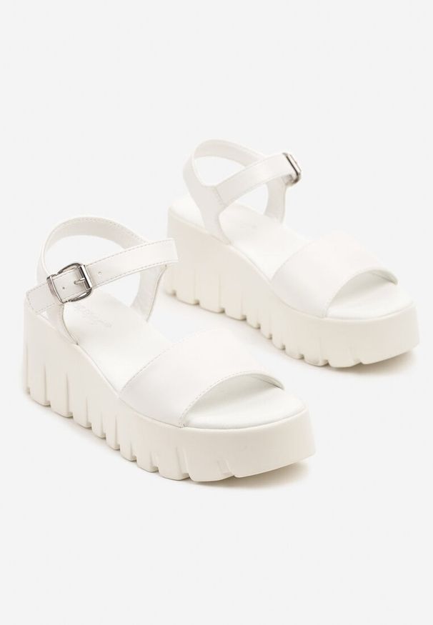 Born2be - Białe Sandały na Koturnie z Paskiem z Klamerką Nanillea. Okazja: na co dzień. Nosek buta: okrągły. Zapięcie: pasek. Kolor: biały. Materiał: jeans. Sezon: lato. Obcas: na koturnie. Styl: casual, elegancki