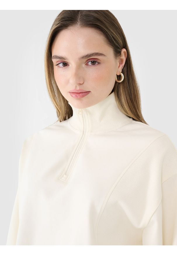 4f - 4F Bluza dresowa nierozpinana bez kaptura damska - biała M. Okazja: na co dzień. Typ kołnierza: bez kaptura. Kolor: biały. Materiał: dresówka. Wzór: gładki, ze splotem. Styl: casual, klasyczny, sportowy