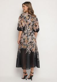 Born2be - Czarna Wiskozowa Sukienka o Rozkloszowanym Kroju w Kwiaty Redameira. Okazja: na co dzień. Typ kołnierza: dekolt w kształcie V. Kolor: czarny. Materiał: wiskoza. Wzór: kwiaty. Sezon: wiosna, lato. Typ sukienki: rozkloszowane. Styl: klasyczny, casual, elegancki #5