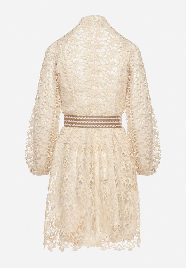 Born2be - Jasnobeżowa Sukienka z Paskiem Demamia. Okazja: na co dzień. Typ kołnierza: kołnierzyk stójkowy. Kolor: beżowy. Materiał: koronka, materiał. Długość rękawa: długi rękaw. Typ sukienki: proste. Styl: casual. Długość: mini