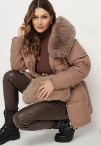 Born2be - Ciemnobeżowa Pikowana Kurtka z Kapturem i Odpinanym Futrem z Paskiem w Tali Siamirae. Okazja: na co dzień. Typ kołnierza: kaptur. Kolor: beżowy. Materiał: futro. Styl: casual, elegancki #7
