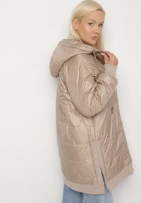 Born2be - Beżowa Kurtka z Pikowanymi Przeszyciami i Kapturem Zarimelia. Okazja: na co dzień. Kolekcja: plus size. Kolor: beżowy. Materiał: jeans. Styl: klasyczny, sportowy, casual, elegancki #3