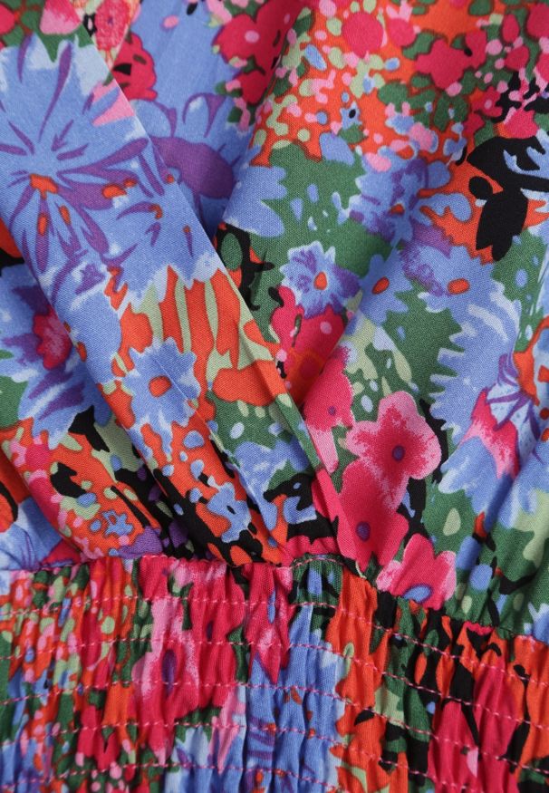 Renee - Różowo-Niebieska Krótka Sukienka w Kwiaty z Szeroką Gumką w Pasie Meles. Kolor: niebieski. Materiał: wiskoza. Długość rękawa: krótki rękaw. Wzór: kwiaty. Sezon: lato. Typ sukienki: rozkloszowane, kopertowe. Długość: mini