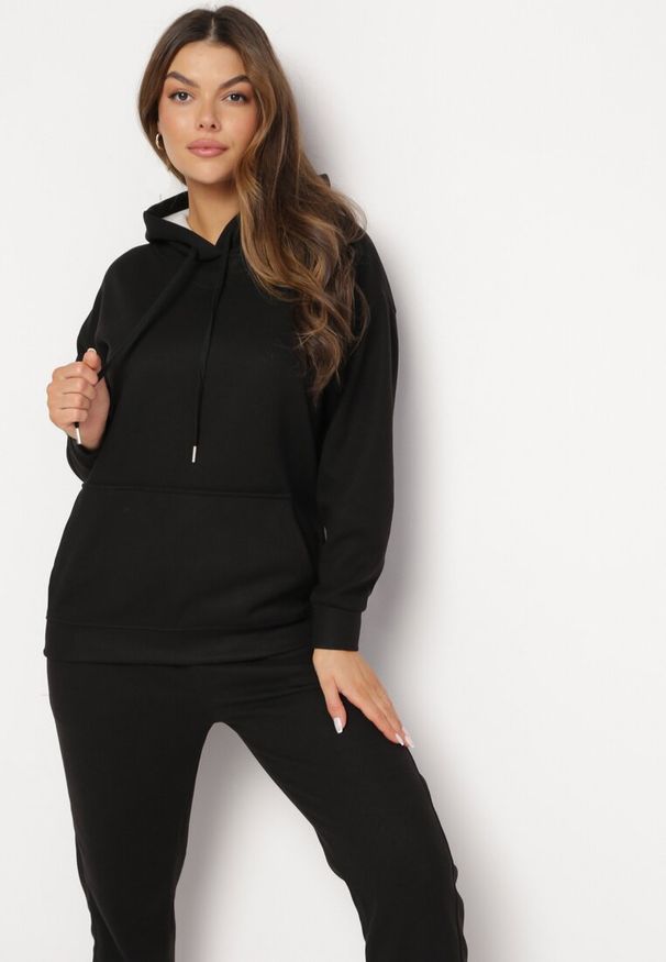 Born2be - Czarny Bawełniany Komplet Dresowy z Bluzą i Spodniami Zansira. Kolor: czarny. Materiał: bawełna, dresówka. Sport: turystyka piesza