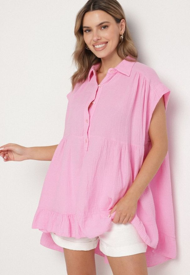 Born2be - Różowa Koszula Ozdobiona Falbanką Novelissa. Okazja: na co dzień. Typ kołnierza: kołnierzyk klasyczny. Kolor: różowy. Materiał: jeans. Długość rękawa: krótki rękaw. Długość: krótkie. Wzór: aplikacja. Styl: klasyczny, elegancki, casual