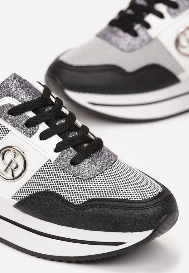Renee - Czarne Brokatowe Sneakersy do Kostki z Dekoracyjną Klamerką Rayla. Okazja: na co dzień. Nosek buta: okrągły. Zapięcie: sznurówki. Kolor: czarny. Materiał: jeans. Sezon: lato, wiosna. Obcas: na płaskiej podeszwie
