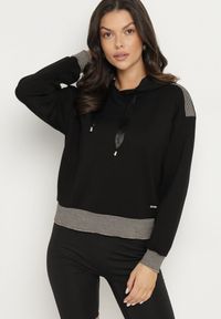 Born2be - Czarna Bluza z Kapturem Metaliczną Nitką i Ściągaczami Ulinisa. Okazja: na spacer, na co dzień. Typ kołnierza: kaptur. Kolor: czarny. Materiał: jeans. Długość rękawa: długi rękaw. Długość: długie. Styl: elegancki, casual #6