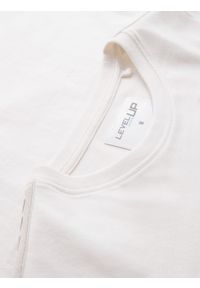 Ombre Clothing - Bawełniany męski longsleeve U-neck z lampasami i nadrukiem na piersi – złamana biel V3 - Rozmiar: XXL. Materiał: bawełna. Długość rękawa: długi rękaw. Wzór: nadruk. Styl: klasyczny, sportowy