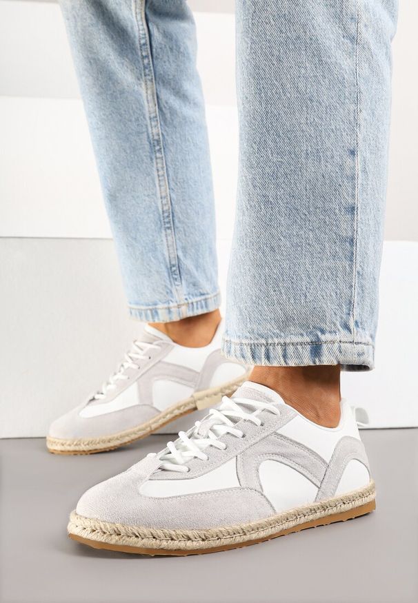 Renee - Biało-Szare Sneakersy Kultowe Tenisówki z Podeszwą Zdobioną Plecionką Zarorella. Okazja: na co dzień. Kolor: biały. Materiał: jeans. Wzór: aplikacja