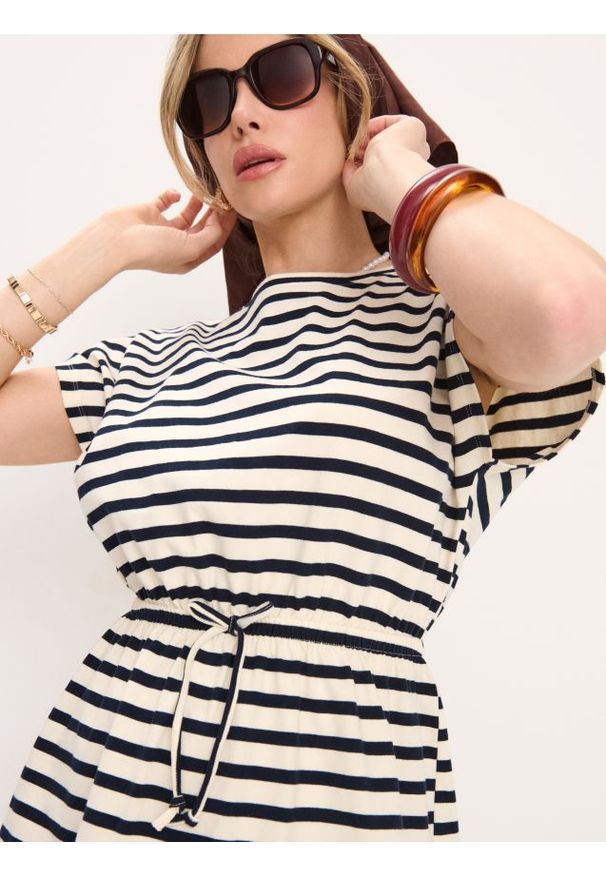 Sinsay - Bawełniana sukienka mini w paski z krótkim rękawem - wielobarwny. Materiał: bawełna. Długość rękawa: krótki rękaw. Wzór: paski. Długość: mini