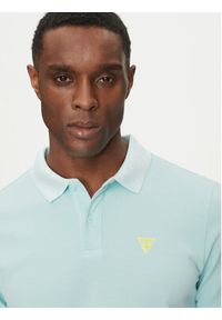 Guess Polo F5GP00 K9WF1 Turkusowy Regular Fit. Typ kołnierza: polo. Kolor: turkusowy. Materiał: bawełna