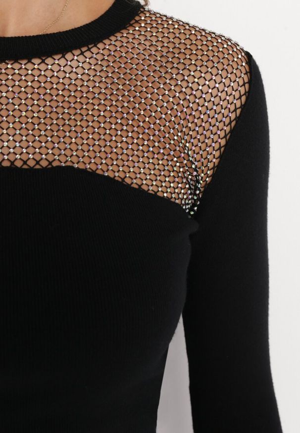 Born2be - Czarna Sweterkowa Sukienka Midi z Okrągłym Dekoltem i Ozdobnymi Cyrkoniami Adorne. Kolor: czarny. Wzór: aplikacja. Długość: midi