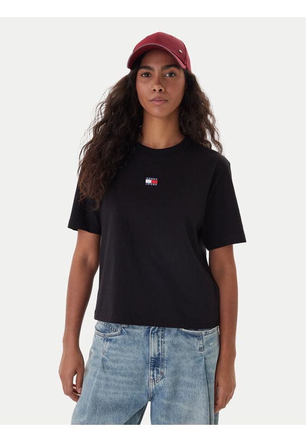 Tommy Jeans T-Shirt Badge DW0DW22202 Czarny Boxy Fit. Kolor: czarny. Materiał: bawełna