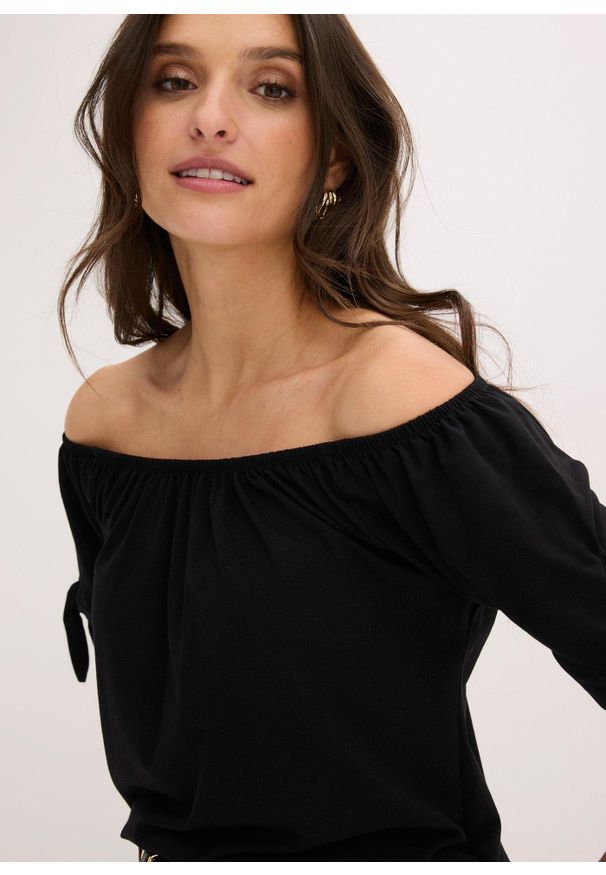 bonprix - Bluzka Carmen z ozdobnym wiązaniem. Typ kołnierza: typu carmen. Kolor: czarny