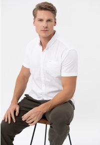 Volcano - Koszula z lnem, Regular Fit, C-NIL. Typ kołnierza: kołnierzyk klasyczny, button down. Kolekcja: plus size. Materiał: len. Długość rękawa: krótki rękaw. Długość: krótkie. Sezon: wiosna, lato. Styl: klasyczny, wakacyjny #1