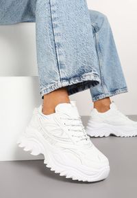 Renee - Białe Sneakersy na Platformie z Tłoczeniem i Geometrycznym Wzorem Sarial. Okazja: na co dzień. Kolor: biały. Materiał: jeans. Wzór: geometria. Obcas: na platformie