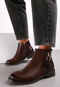 Renee - Brązowe Botki Ozdobione Frędzlami na Suwaku i Wężowym Wzorem Sion. Nosek buta: okrągły. Zapięcie: zamek. Kolor: brązowy. Materiał: materiał. Wzór: aplikacja. Sezon: jesień, zima. Obcas: na obcasie. Wysokość obcasa: niski #2