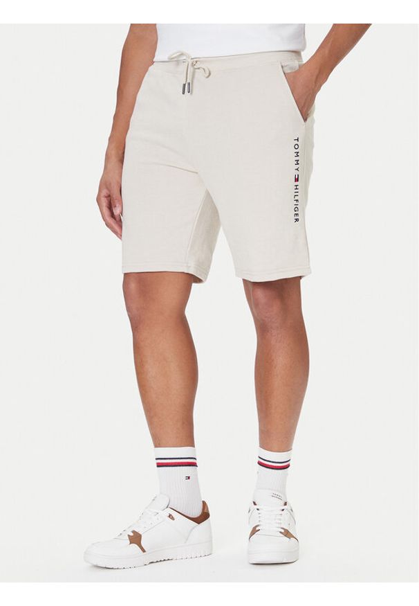 TOMMY HILFIGER - Tommy Hilfiger Szorty sportowe UM0UM03452 Écru Relaxed Fit. Materiał: bawełna, syntetyk. Styl: sportowy