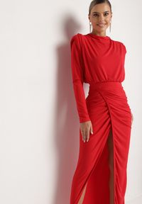 Born2be - Czerwona Koktajlowa Sukienka o Dopasowanym Kroju z Marszczeniem Besiel. Kolor: czerwony. Styl: wizytowy #3