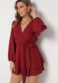 Born2be - Bordowa Kopertowa Sukienka Kombinezon Mini z Falbanką Bomina. Kolor: czerwony. Materiał: materiał #4