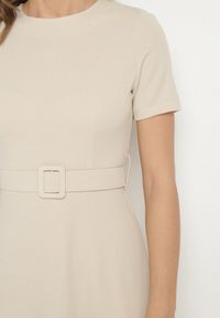 Born2be - Beżowa Rozkloszowana Sukienka Ozdobiona Paskiem Desianna. Okazja: na co dzień. Kolor: beżowy. Wzór: aplikacja. Typ sukienki: proste. Styl: klasyczny, casual, elegancki #2