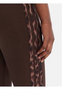 Adidas - adidas Legginsy Seasonal Essentials Leopard Print KA2793 Brązowy Slim Fit. Kolor: brązowy. Materiał: bawełna. Wzór: nadruk #2