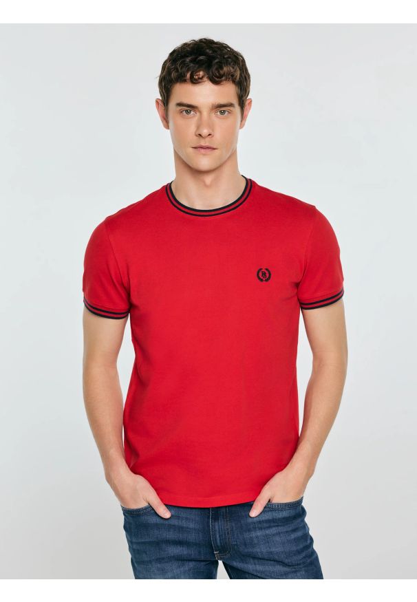 Big-Star - Koszulka męska z kontrastowym wykoŅczeniem czerwona Polias 603. Kolor: czerwony. Materiał: bawełna. Wzór: aplikacja, haft, ze splotem. Styl: elegancki, klasyczny, sportowy