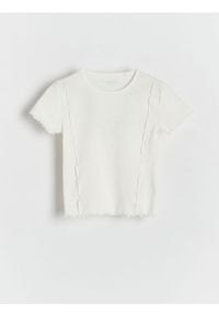Reserved - Prążkowany t-shirt - złamana biel. Materiał: prążkowany. Długość: krótkie #1