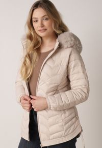 Born2be - Jasnobeżowa Pikowana Kurtka Przejściowa z Kapturem i Ściągaczami po Bokach Fezika. Okazja: na spacer, na co dzień. Typ kołnierza: kaptur. Kolor: beżowy. Materiał: futro, poliester, jeans. Styl: casual #3