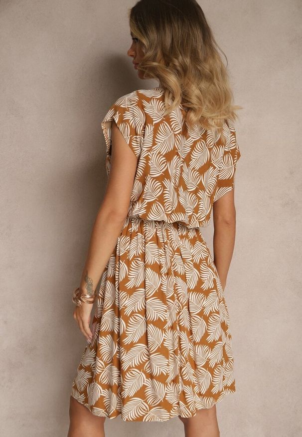 Renee - Beżowa Rozkloszowana Sukienka na Krótki Rękaw z Gumką w Talii Milenea. Okazja: na co dzień. Kolor: beżowy. Materiał: jeans. Długość rękawa: krótki rękaw. Styl: casual, elegancki