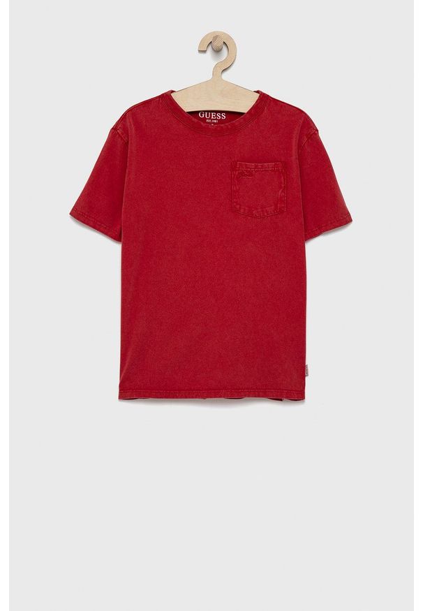 Guess T-shirt bawełniany dziecięcy kolor czerwony. Okazja: na co dzień. Kolor: czerwony. Materiał: bawełna. Długość rękawa: krótki rękaw. Długość: krótkie. Styl: casual