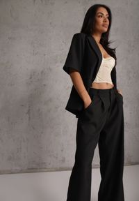 Renee - Czarny Komplet Garniturowy Marynarka z Krótkim Rękawem i Spodnie Wide Leg Coramara. Kolor: czarny. Wzór: aplikacja #3