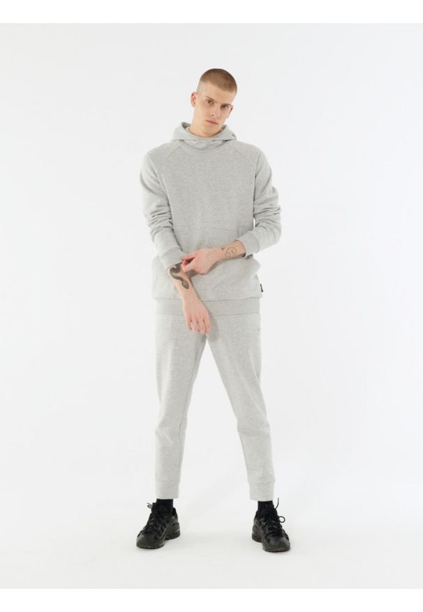 outhorn - Bluza nierozpinana z kapturem męska. Okazja: na co dzień. Typ kołnierza: kaptur. Materiał: dzianina, poliester, bawełna, dresówka. Długość rękawa: raglanowy rękaw. Styl: casual, sportowy