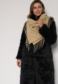 Born2be - Beżowy Trójkątny Szalik Zdobiony Frędzlami Vetifara. Okazja: na co dzień. Kolor: beżowy. Materiał: jeans. Wzór: aplikacja. Sezon: zima, jesień. Styl: casual, elegancki #1
