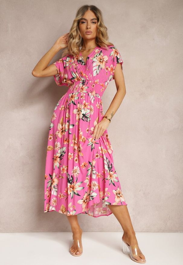 Renee - Różowa Kopertowa Sukienka w Kwiaty z Gumką w Talii Nobbia. Okazja: na co dzień. Kolor: różowy. Materiał: bawełna. Wzór: kwiaty. Typ sukienki: kopertowe. Styl: casual