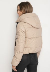 Born2be - Beżowa Pikowana Kurtka Puffer z Kapturem i Ozdobnymi Taśmami Relania. Okazja: na spacer, na co dzień. Typ kołnierza: kaptur. Kolor: złoty. Materiał: dzianina, skóra, poliester. Styl: casual #6