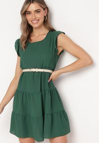 Born2be - Ciemnozielona Rozkloszowana Sukienka z Falbankami Zapinana przy Szyi Rettesa. Okazja: na co dzień. Typ kołnierza: kołnierz z falbankami. Kolor: zielony. Materiał: tkanina, wiskoza. Sezon: lato. Styl: casual, elegancki #4