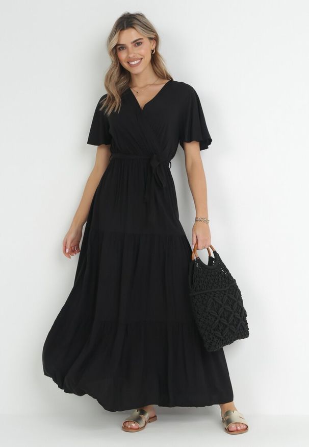 Born2be - Czarna Rozkloszowana Sukienka Maxi z Wiązanym Paskiem Japhelia. Kolor: czarny. Materiał: materiał. Styl: klasyczny. Długość: maxi