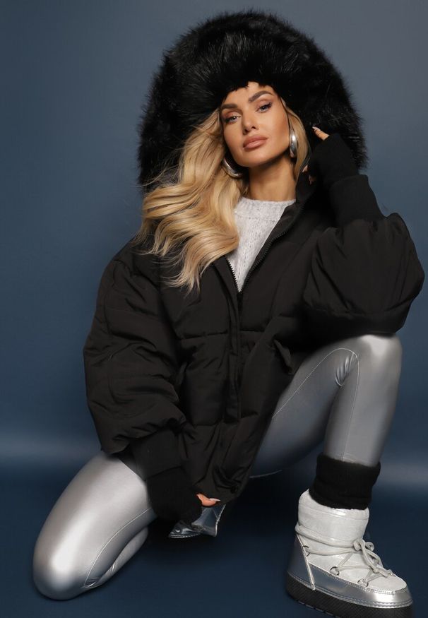 Renee - Czarna Kurtka Oversize z Futrzanym Kapturem Haduni. Kolor: czarny. Materiał: futro. Długość rękawa: długi rękaw. Długość: długie. Wzór: aplikacja. Sezon: zima