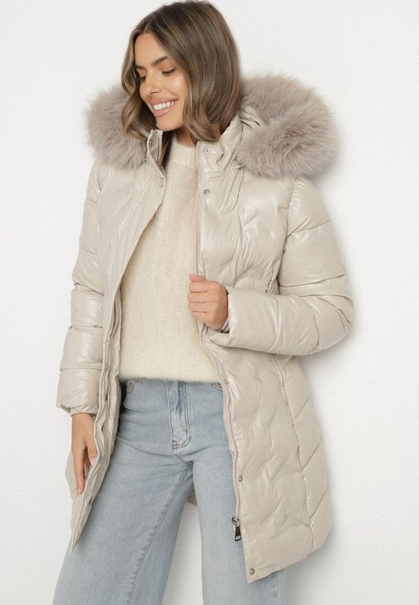 Born2be - Beżowa Pikowana Kurtka z Odpinanym Kapturem i Futerkiem Wiązana Paskiem Olenessa. Kolor: beżowy. Materiał: futro. Sezon: zima