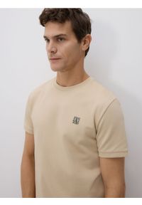 Reserved - T-shirt slim fit z haftem - beżowy. Kolor: beżowy. Materiał: bawełna, dzianina. Wzór: haft #1