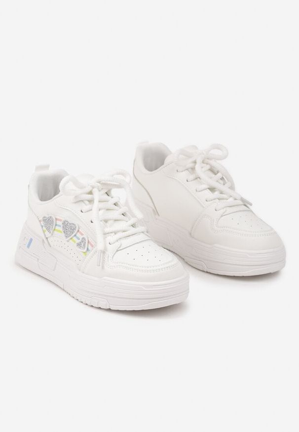 Born2be - Białe Sneakersy z Naszywkami w Kształcie Serduszek Iritia. Kolor: biały. Wzór: aplikacja
