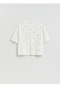 Reserved - Bawełniany t-shirt z aplikacją - biały. Kolor: biały. Materiał: bawełna. Wzór: aplikacja #1