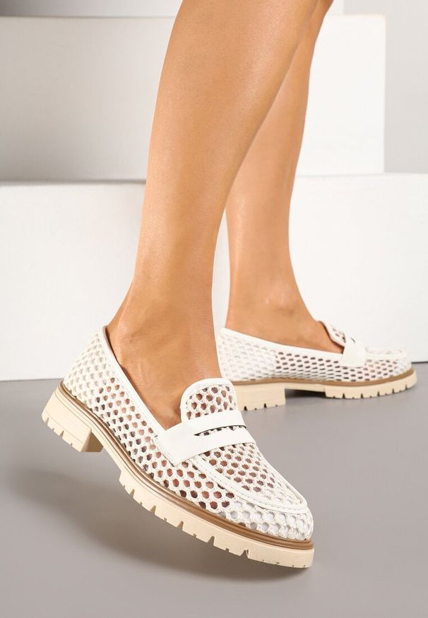 Renee - Białe Ażurowe Mokasyny z Ozdobnym Paskiem Uliarwena. Okazja: na co dzień. Zapięcie: pasek. Kolor: biały. Materiał: jeans. Wzór: ażurowy. Styl: casual, klasyczny