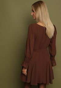 Born2be - Brązowa Sukienka Vices z Siateczkowymi Rękawami i Wiązanym Paskiem Resnala. Okazja: na co dzień. Typ kołnierza: dekolt kwadratowy. Kolor: brązowy. Materiał: materiał. Typ sukienki: rozkloszowane. Styl: casual, elegancki #7