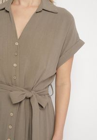 Born2be - Zielona Sukienka z Bawełny o Koszulowym Kroju z Wiązanym Paskiem Elanitiela. Okazja: na co dzień. Kolor: zielony. Materiał: bawełna. Długość rękawa: krótki rękaw. Typ sukienki: koszulowe. Styl: casual, elegancki #4