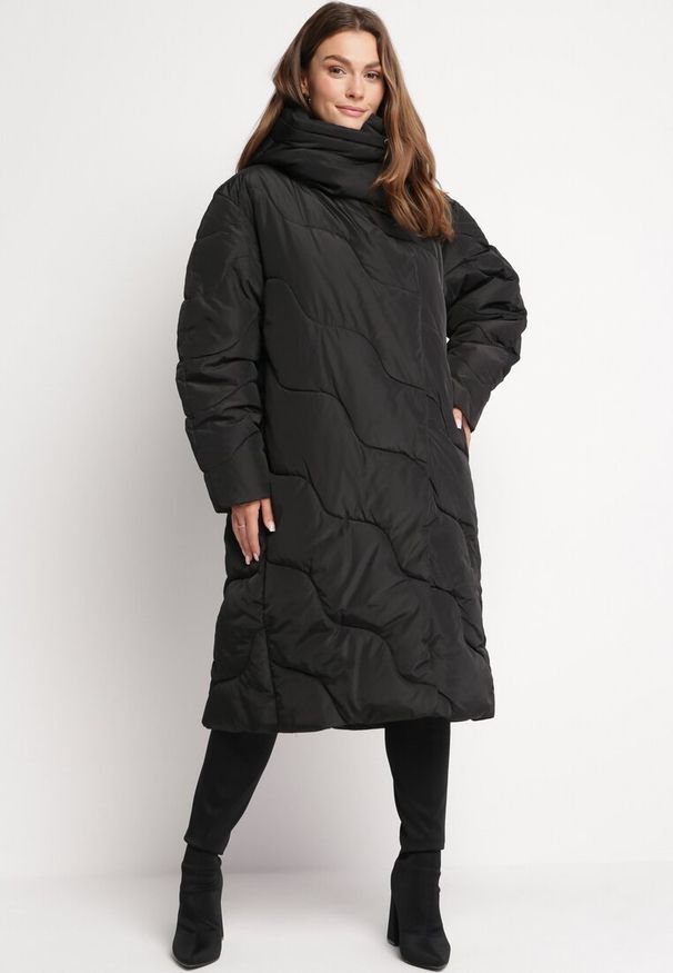 Born2be - Czarna Długa Kurtka Płaszcz z Nieodpinanym Kapturem Ozdobiona Pikowaniem Nenzova. Kolor: czarny. Długość: długie. Wzór: aplikacja. Sezon: zima