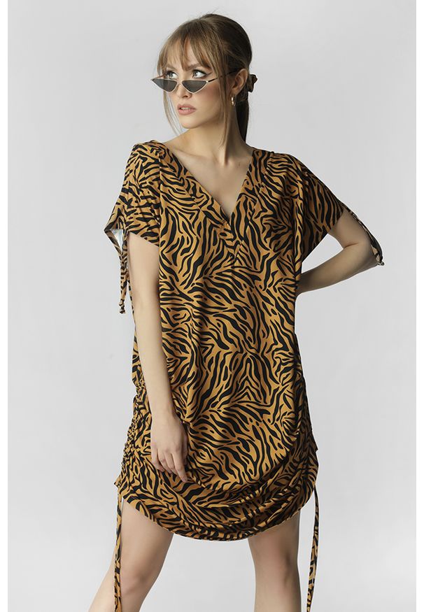 Madnezz - Sukienka Justyna - tygrysi print. Materiał: wiskoza. Wzór: nadruk. Typ sukienki: asymetryczne, oversize. Długość: mini